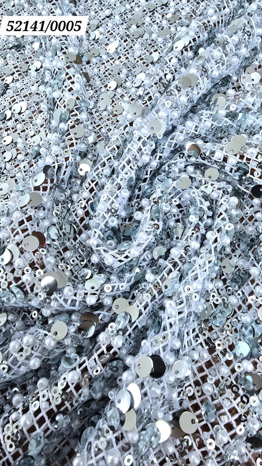 Rete scintillante con paillettes e perline: eleganza che cattura la luce