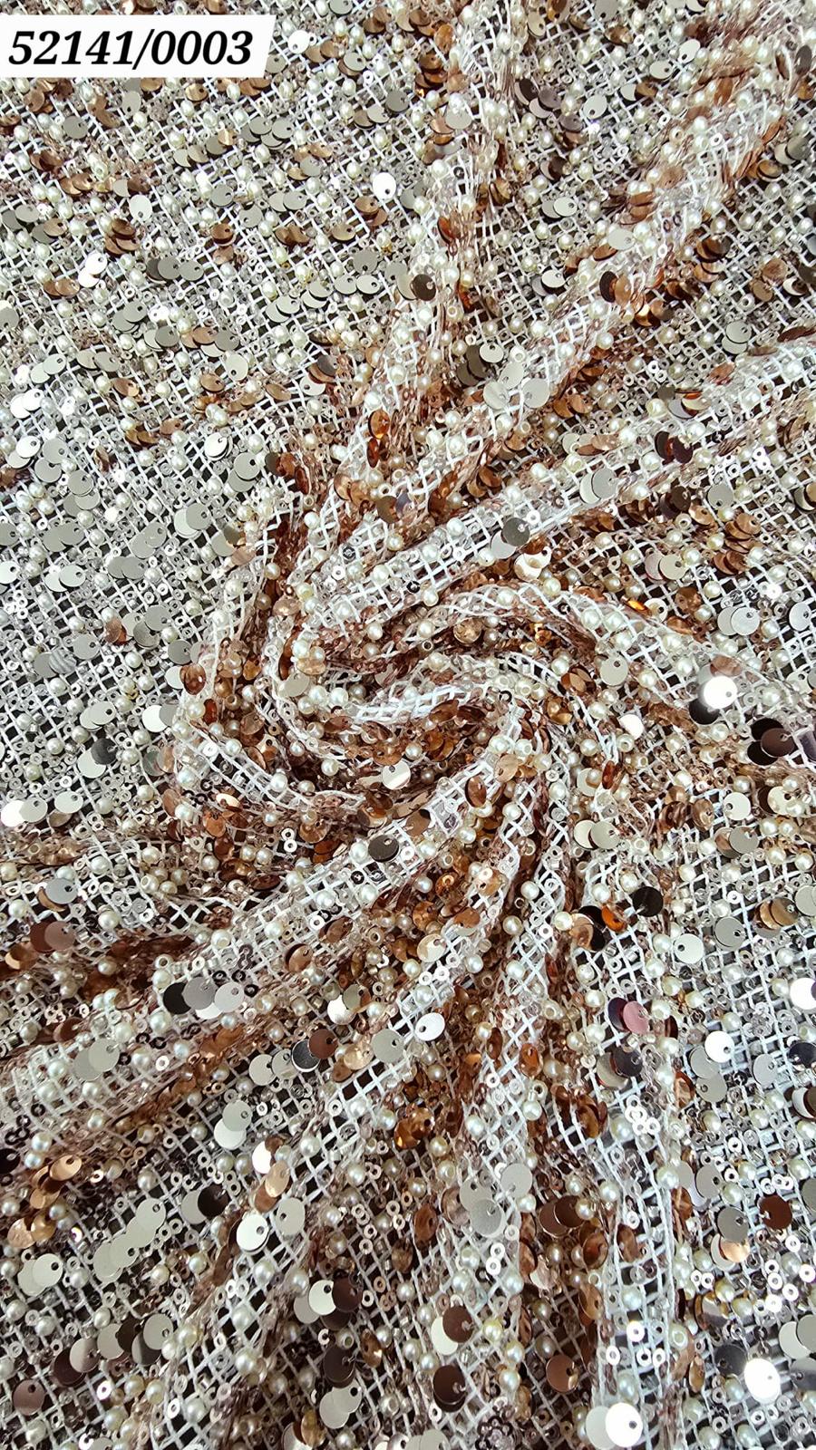 Rete scintillante con paillettes e perline: eleganza che cattura la luce