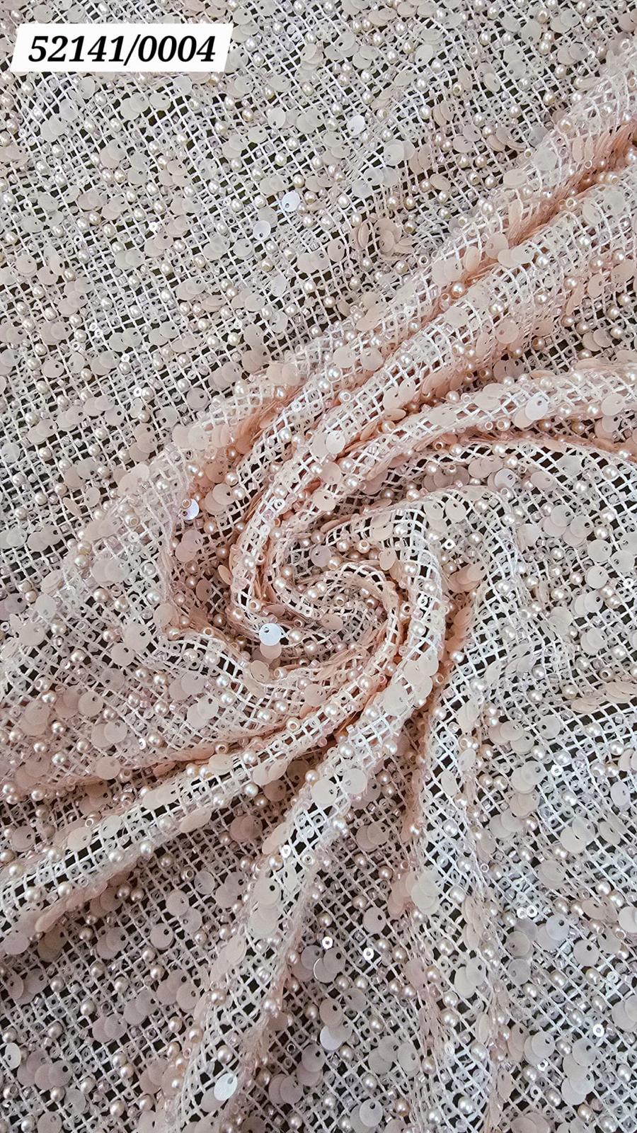 Rete scintillante con paillettes e perline: eleganza che cattura la luce