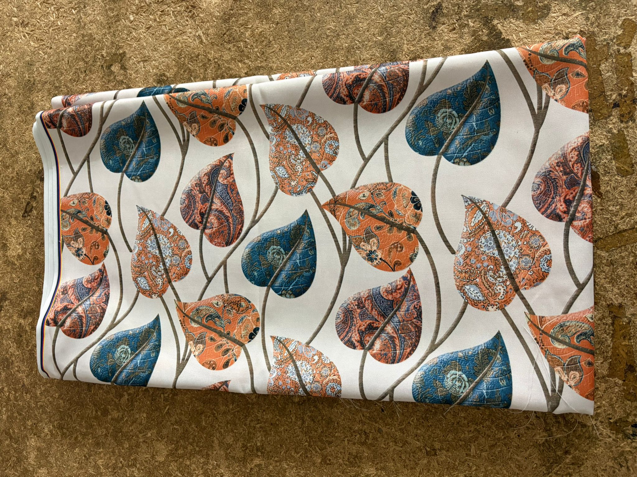 Tessuto in Cotone Stampa Digitale – Fantasie Vivaci e Alta Definizione