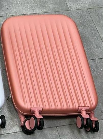 Trolley Salvaspazio con Ruote – Comodità e Funzionalità Ovunque